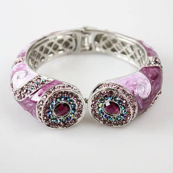 Jewelry - ⭐Hinged Bangle with beautiful Crystals